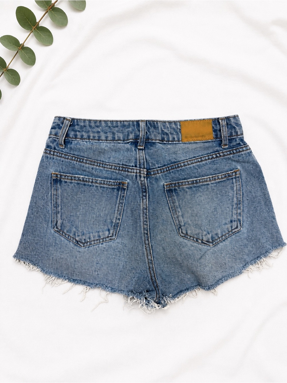 Simple Society Light-Medium Wash Raw Hem Denim Shorts Size 25 - Picture 2 of 4